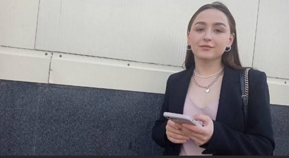 Дівчина з мобільним телефоном у руках