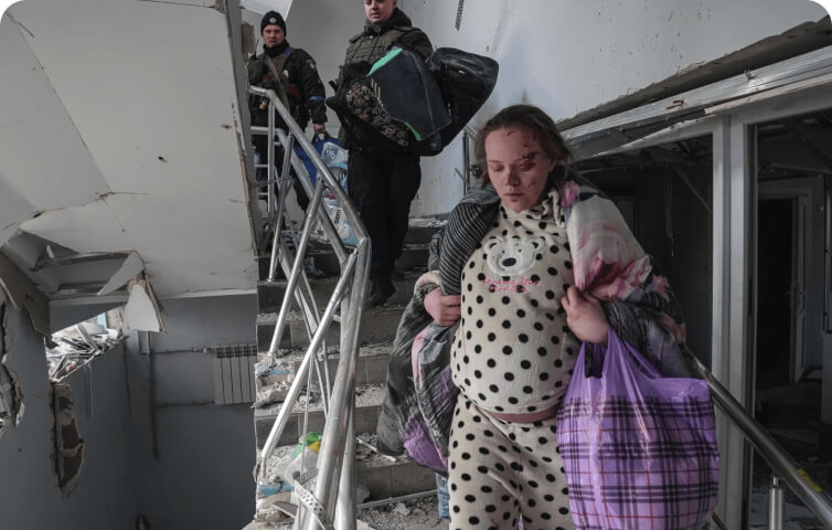 Вагітна жінка зі слідами травм на обличчі йде сходами